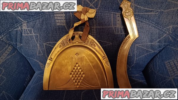 Mosazná lopatka a smetáček na stůl Mosazná lopatka a smetáček na stůl