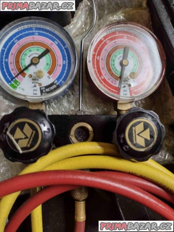 Tlakoměry s rozvody pro plnění a vakuování klimatizací