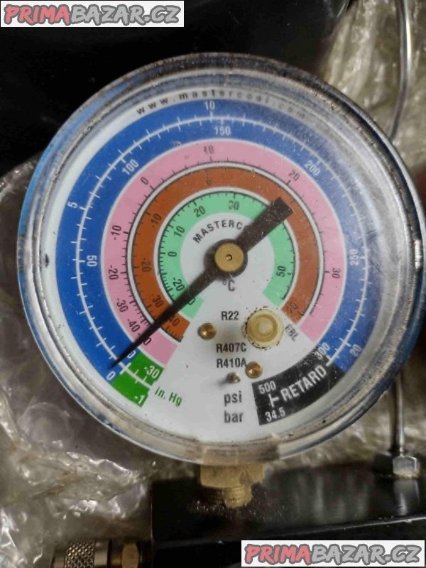 Tlakoměry s rozvody pro plnění a vakuování klimatizací