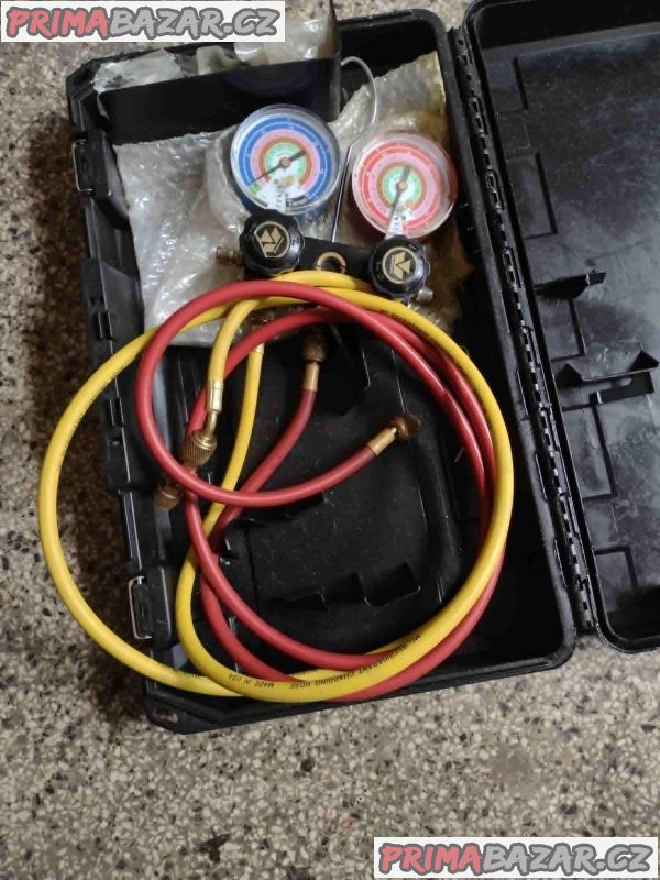 Tlakoměry s rozvody pro plnění a vakuování klimatizací