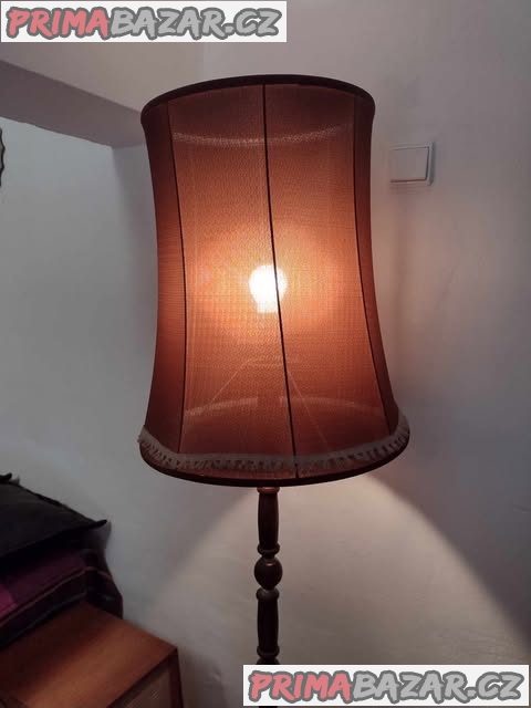 Funkční retro lampa stojící