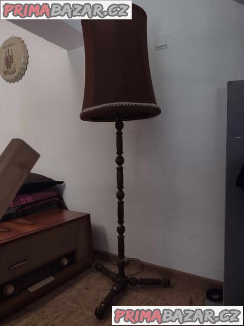 Funkční retro lampa stojící
