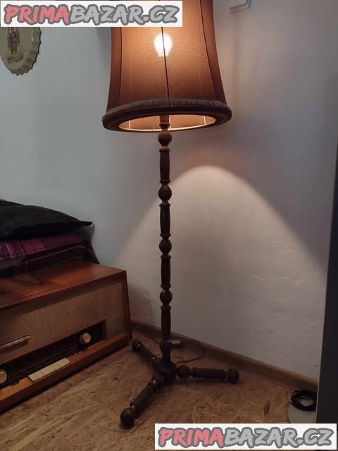 Funkční retro lampa stojící