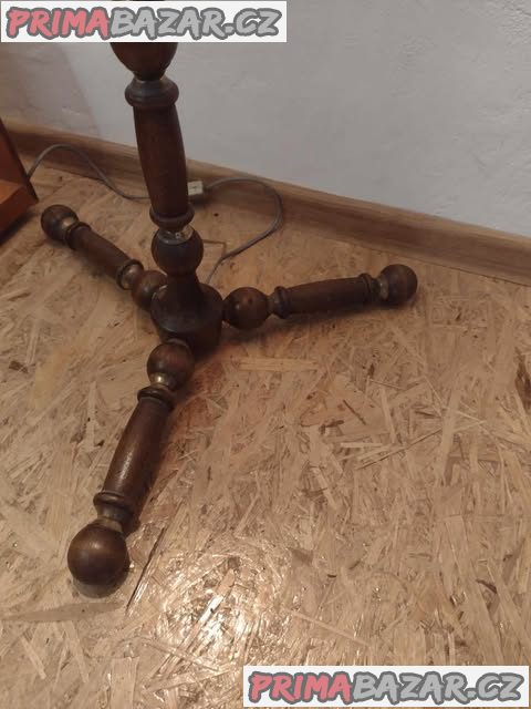 Funkční retro lampa stojící