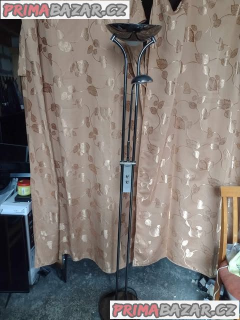 Moderní stojací lampa