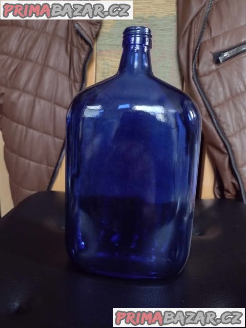 Krásná dekorační láhev z modrého skla