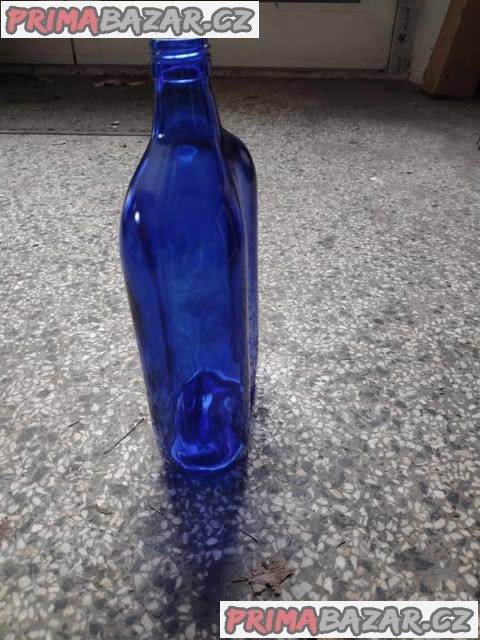 Krásná dekorační láhev z modrého skla