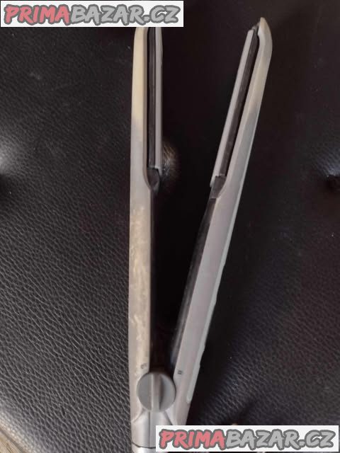 Funkční žehlička na vlasy značky Remigton