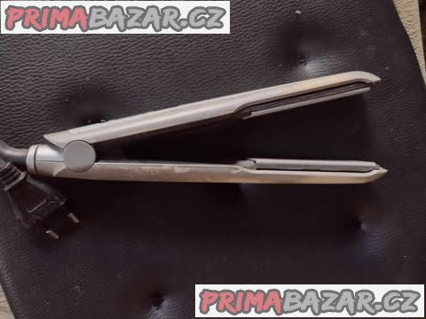 Funkční žehlička na vlasy značky Remigton