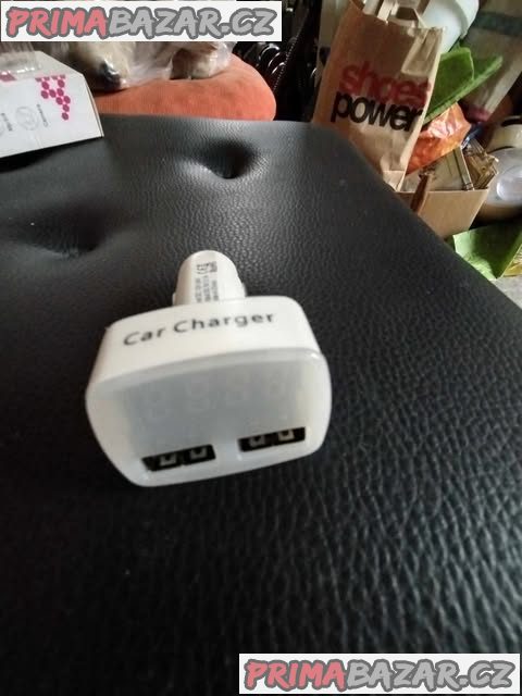 Nabíječka do auta s voltmetrem a teploměrem.