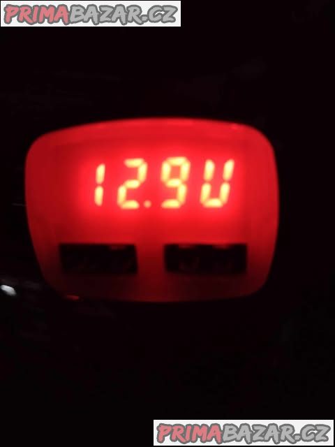 Nabíječka do auta s voltmetrem a teploměrem.