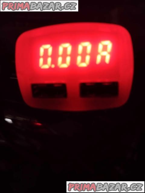 Nabíječka do auta s voltmetrem a teploměrem.