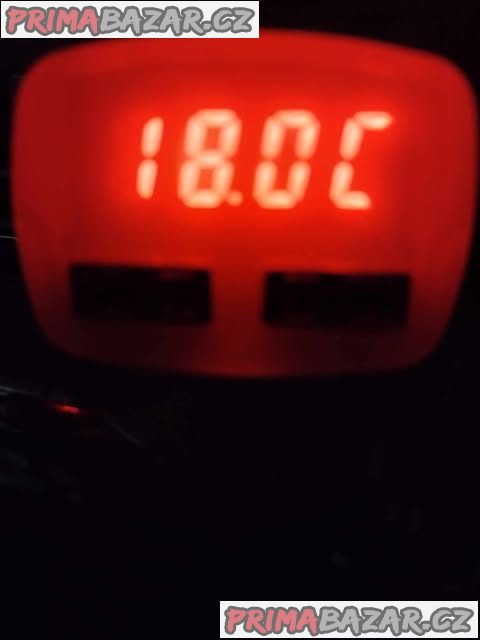 Nabíječka do auta s voltmetrem a teploměrem.