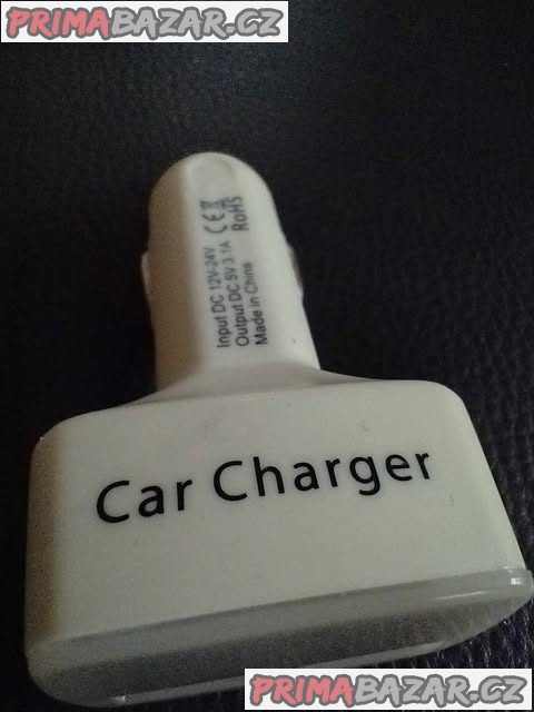 Nabíječka do auta s voltmetrem a teploměrem.