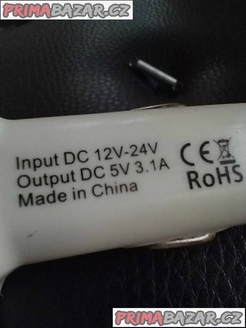 Nabíječka do auta s voltmetrem a teploměrem.