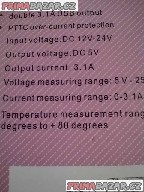 Nabíječka do auta s voltmetrem a teploměrem.