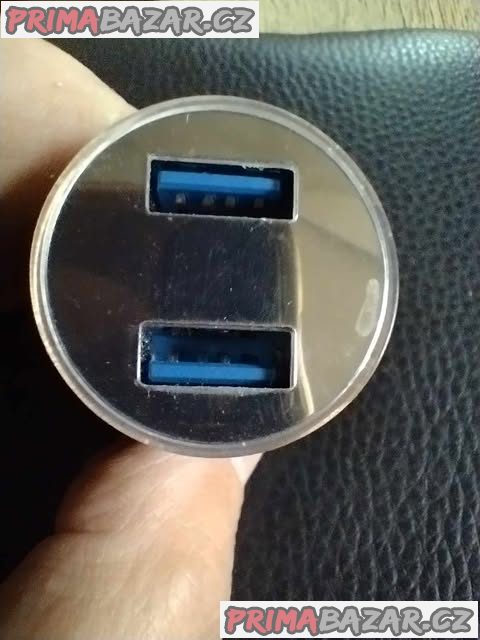 Malá nabíječka do autozásuvky s voltmetrem