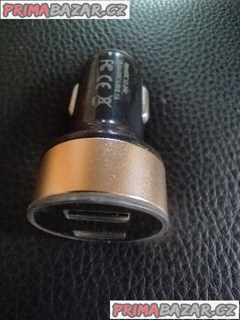 Malá nabíječka do autozásuvky s voltmetrem