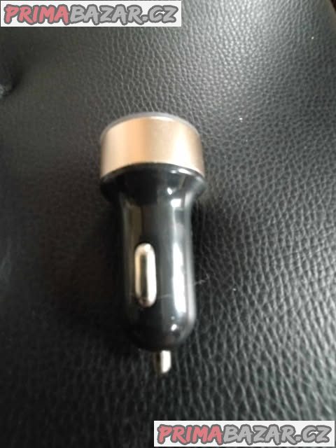 Malá nabíječka do autozásuvky s voltmetrem