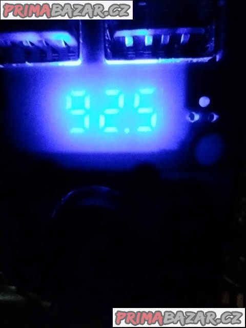 Malá nabíječka do autozásuvky s voltmetrem