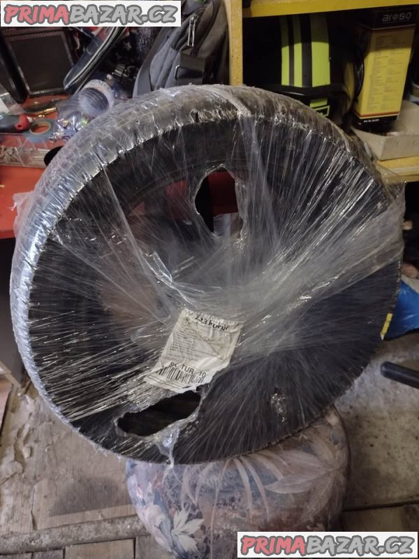 Nové ještě nerozbalené motopneumatiky