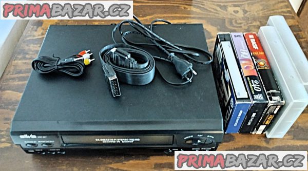 VHS videorekordér Silva VRC 627 s pěti kazetami.