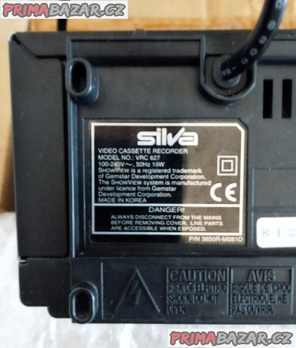 VHS videorekordér Silva VRC 627 s pěti kazetami. VHS videorekordér Silva VRC 627 s pěti kazetami.