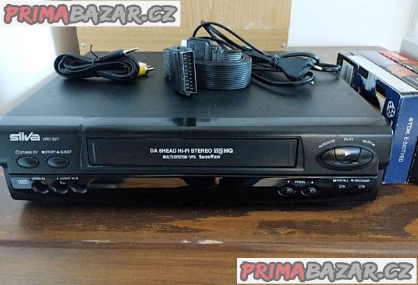 VHS videorekordér Silva VRC 627 s pěti kazetami. VHS videorekordér Silva VRC 627 s pěti kazetami.