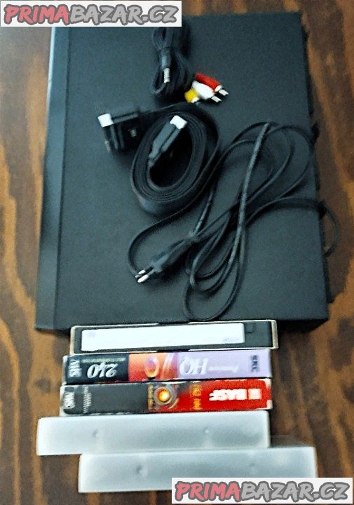 VHS videorekordér Silva VRC 627 s pěti kazetami. VHS videorekordér Silva VRC 627 s pěti kazetami.