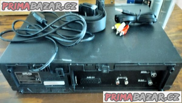 VHS videorekordér Silva VRC 627 s pěti kazetami. VHS videorekordér Silva VRC 627 s pěti kazetami.