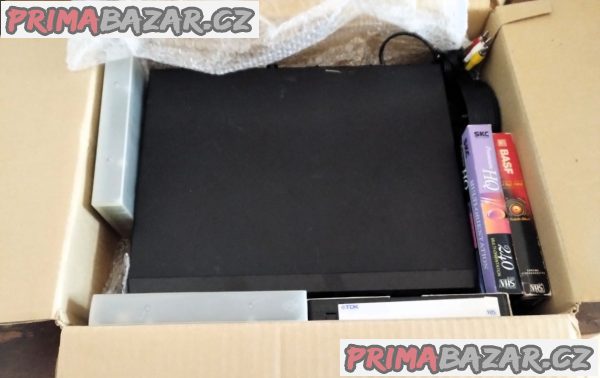 VHS videorekordér Silva VRC 627 s pěti kazetami. VHS videorekordér Silva VRC 627 s pěti kazetami.