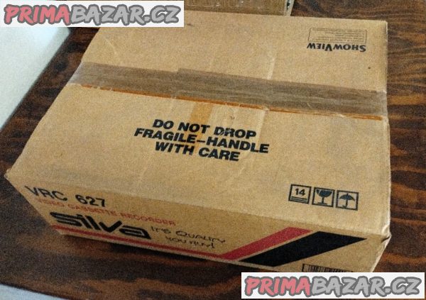 VHS videorekordér Silva VRC 627 s pěti kazetami. VHS videorekordér Silva VRC 627 s pěti kazetami.