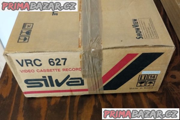 VHS videorekordér Silva VRC 627 s pěti kazetami. VHS videorekordér Silva VRC 627 s pěti kazetami.