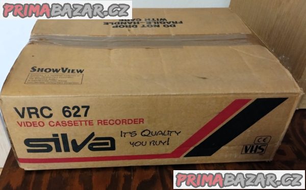 VHS videorekordér Silva VRC 627 s pěti kazetami. VHS videorekordér Silva VRC 627 s pěti kazetami.
