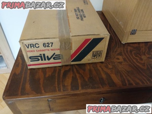 VHS videorekordér Silva VRC 627 s pěti kazetami. VHS videorekordér Silva VRC 627 s pěti kazetami.
