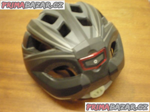 CYKLISTICKÁ PŘILBA