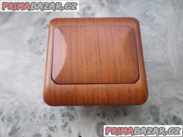 VYPÍNAČ POD OMÍTKU