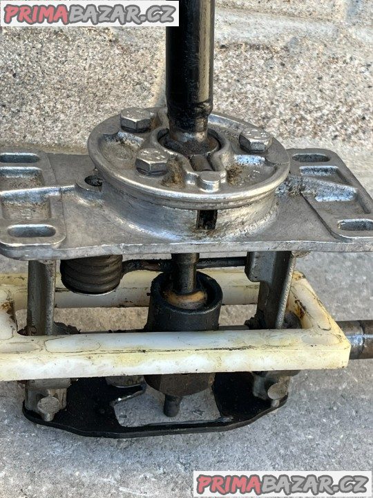 ŠKODA 130 - 136 RAPID, kulisa řazení 5kvalt ŠKODA 130 - 136 RAPID, kulisa řazení 5kvalt