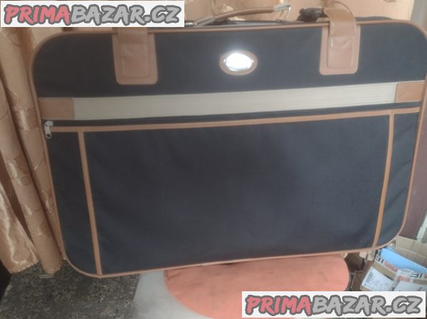 Velký cestovní kufr