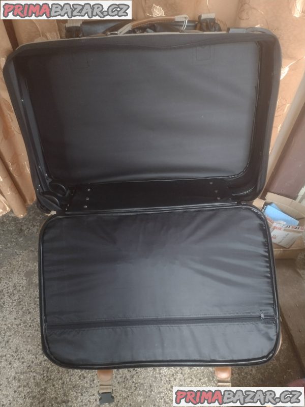 Velký cestovní kufr