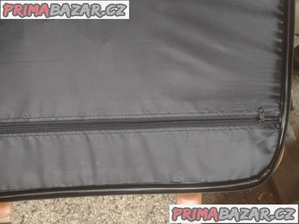 Velký cestovní kufr