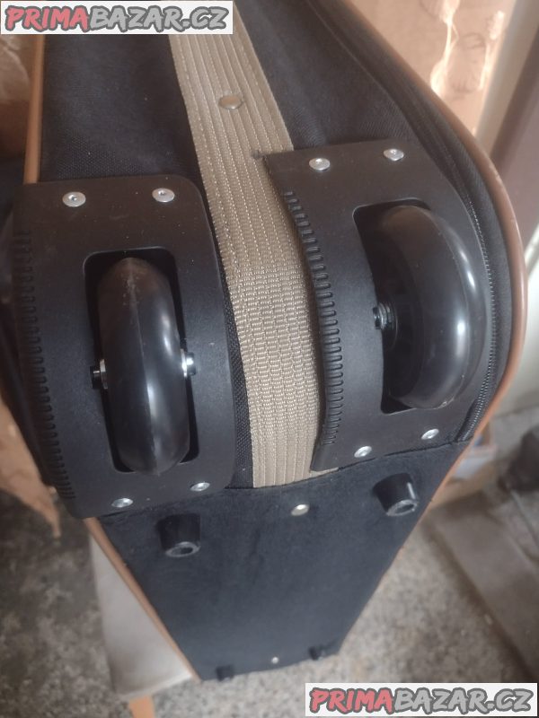 Velký cestovní kufr