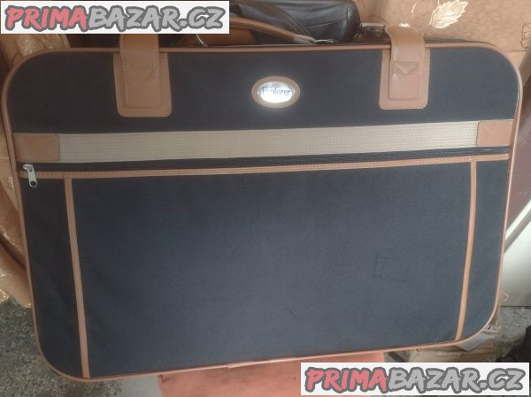 Velký cestovní kufr