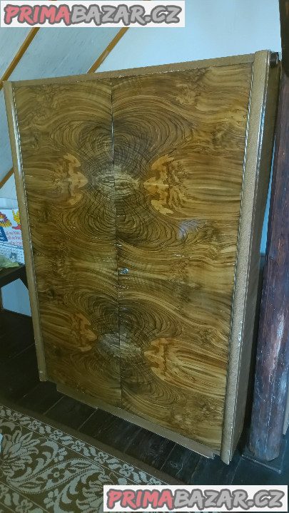 Nábytek za odvoz a čokoládu