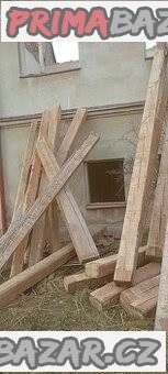 Staré trámy a rozebrání starých střech stodol Staré trámy a rozebrání starých střech stodol