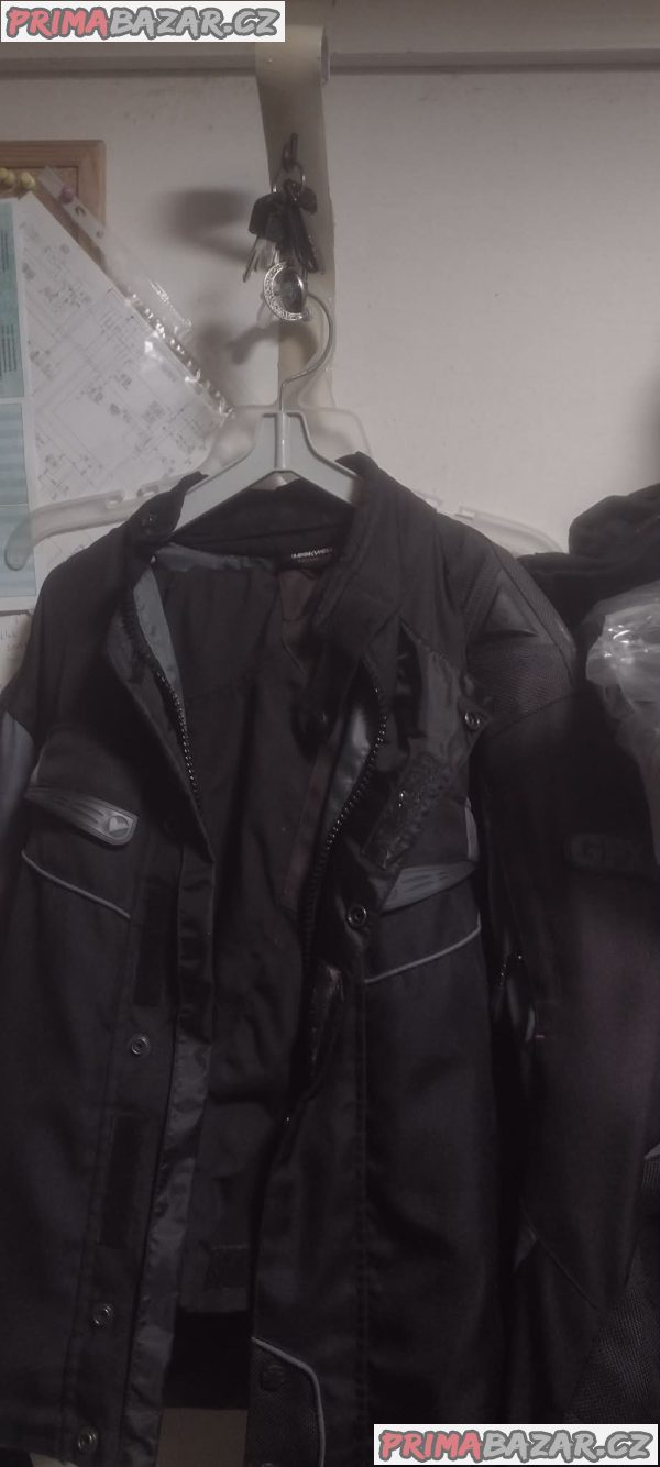 Držák na motopřilbu