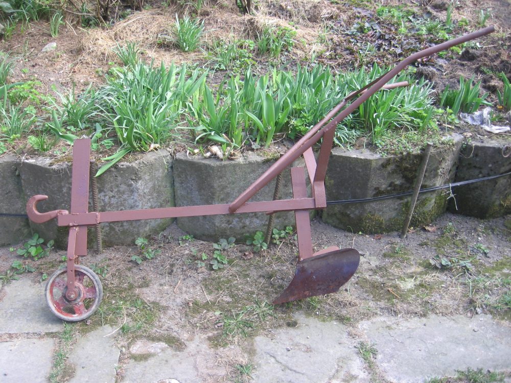 brána, hrobkovač, závěs, rám na brány,sekery