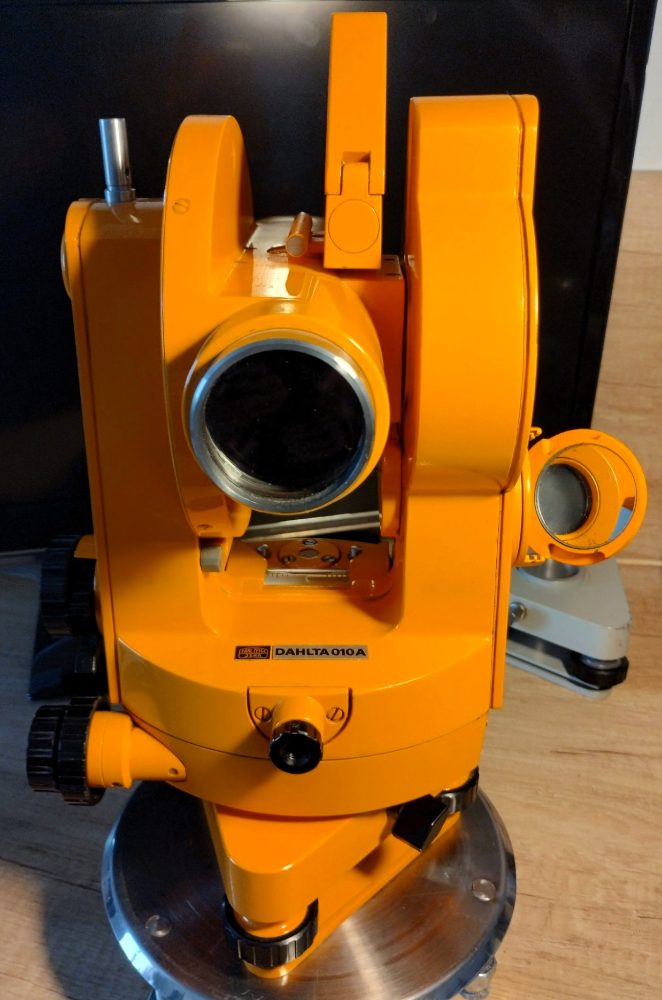 Autoredukční diagramový Tachymetr – Theodolit Dahlta 010А, Carl Zeiss Autoredukční diagramový Tachymetr – Theodolit Dahlta 010А, Carl Zeiss