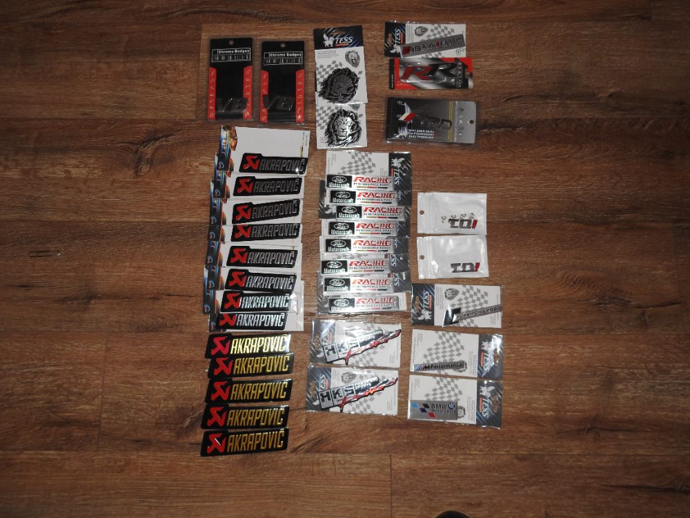 Loga emblémy nápisy kovové Nové