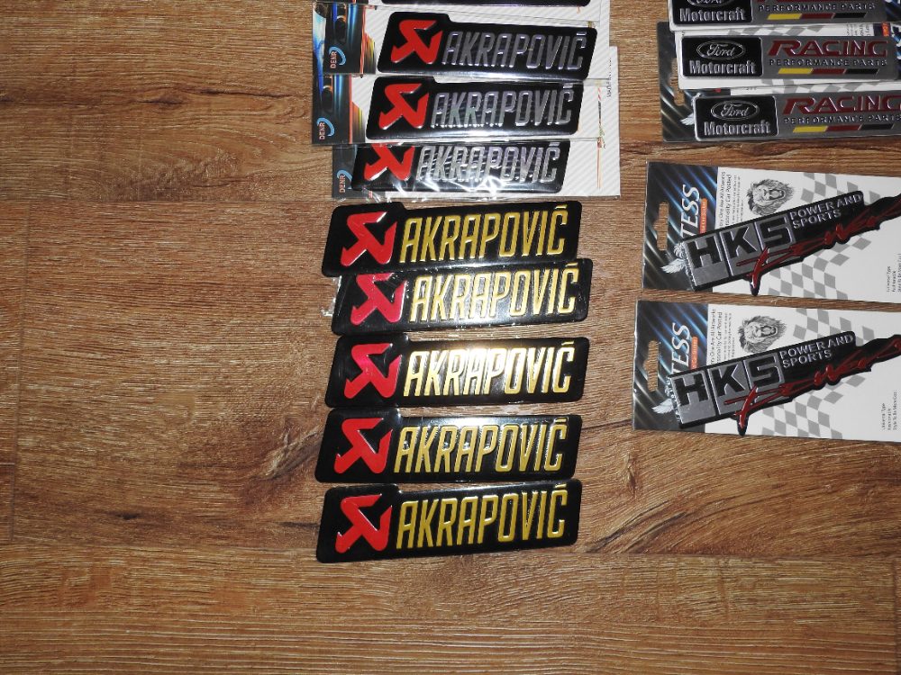 Loga emblémy nápisy kovové Nové